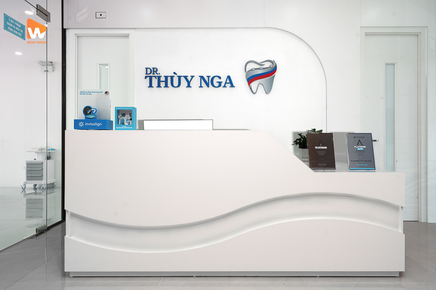Chụp ảnh phòng khám nha khoa Dr. Thùy Nga, quầy lễ tân với chữ nổi thương hiệu